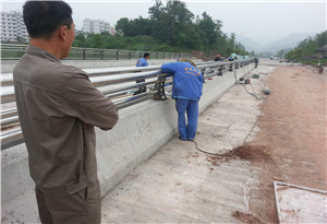 公路護欄安裝現場